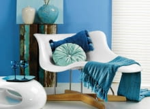 <B>Kolor pogodnego nieba i południowych mórz wygląda we wnętrzach równie pięknie jak w przyrodzie. I tak samo tworzy relaksującą atmosferę, przywołującą miłe wakacyjne wspomnienia.</B> <BR />Meble: Szezlong - 2900 zł, stolik - 999 zł, D2; dodatki: drewniane słupy - 559 zł/szt., Red Onion; waza - 99 zł, Almi Decor; wazon - 290 zł, sztuczne gałęzie - 35 zł/szt., Inne Meble; blejtram - 48 zł, sklepy dla plastyków; taca - 7,99 zł, IKEA; kieliszki - 15 zł/szt., poduszka (prostokątna) - 29 zł, home&you; poduszka (okrągła) - 250 zł, Home Sweet Home; koc - 268 zł, BoConcept; dywan - 999 zł, Komfort; roleta - 49,99 zł, IKEA; NA ŚCIANIE: farba 'Błękitna przystań' - 75 zł/2,5 l, Dulux. 19.04.2012 , CZTERY KATY , KOLOR I WZOR , STYLIZACJA JOANNA PLACHECKA , FOT. AGATA JAKUBOWSKA / AGENCJA GAZETA SLOWA KLUCZOWE: WNETRZA