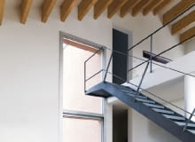 Elegancko i z wyczuciem dobrana balustrada pozwoli nie tylko na komfort użytkowania, ale podniesie wartość estetyczną domu. Przy jej pomocy można między innymi poprawić proporcje wnętrza i podkreślić stylistyczny charakter jego wystroju. schody, balustrada, balustrady