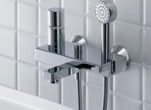 Większość baterii wykonana jest z mosiądzu. O jakości korpusu świadczy zawartość miedzi (powinna wynosić 59%). Tego nie jesteśmy jednak w stanie zweryfikować. Można natomiast ocenić, czy korpus baterii ma odpowiednio grube ścianki - świadczy o tym waga baterii. baterie łazienkowe, bateria łazienkowa, bateria wannowa