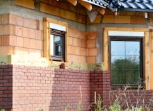 Murowanie dwuetapowe ściany trójwarstwowej - najpierw warstwy nośne, a potem reszta budowa domu, ściana trójwarstwowa