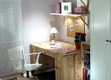 Wnętrze niemal klasyczne - białe ściany, drewniane meble, batystowa zasłona. Pokój jak z kart starej powieści dla dziewcząt. To propozycja zwłaszcza do bardzo małego pokoju. Prostota wystroju daje odrobinę oddechu. na niewielkiej przestrzeni. Funkcjonalne meble zaspokajają wszelkie potrzeby nastolatki i mieszczą wszystkie potrzebne rzeczy. 12.12.2002 WARSZAWA IKEA POKOJ NASTOLATKA - POETYCKO, ROMANTYCZNIE STYLIZACJE JUSTYNA SLAWECKA , AGNIESZKA RUDZKA-LIS FOT. ARKADIUSZ SCICHOCKI / AGENCJA GAZETA PUBLIKACJA PORADNIK DOMOWY NR 3 (151) - 3.2003