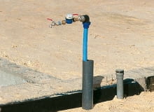 Przyłącze wodociągowe wykonane z rury polietylenowej w rurze osłonowej z PVC przyłącze wodociągowe,zimna woda,przyłącze wody do domu,instalacja wodociągowa