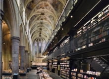 Księgarnia Selexyz Dominicanen. Architektoniczne sacrum czy profanum? Zamiast konfesjonałów półki z książkami. W takim kościele nikt nie będzie się nudził. Trzynastowieczna gotycka budowla z Maastricht zamieniona została w niezwykłą księgarnię. Metamorfozy dokonało holenderskie biuro Merkx + Girod. Zanim uczyniono z niszczejącego kościoła świątynię konsumpcji dokonano jego renowacji (Satijnplus Architecten), pamiętając by nowoczesny design wnętrza nie przysłaniał historii miejsca. Księgarnia Selexyz Dominicanen. Architektoniczne sacrum czy profanum? Zamiast konfesjonałów półki z książkami. W takim kościele nikt nie będzie się nudził. Trzynastowieczna gotycka budowla z Maastricht zamieniona została w niezwykłą księgarnię. Metamorfozy dokonało holenderskie biuro Merkx + Girod. Zanim uczyniono z niszczejącego kościoła świątynię konsumpcji dokonano jego renowacji (Satijnplus Architecten), pamiętając by nowoczesny design wnętrza nie przysłaniał historii miejsca.