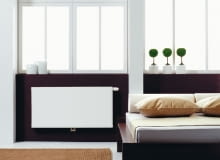 Grzejniki najlepiej montować w miejscu napływu zimnego powietrza do pomieszczenia, czyli na ścianie zewnętrznej pod oknem grzejnki