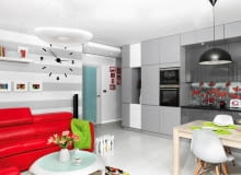 W kuchni maki, w sypialni Nowy Jork. To nie wszystko - każde pomieszczenie w mieszkaniu Asi i Krystiana zdobi fototapeta, która na równi z akcentami mocnych barw rozbija monotonię wszechobecnej tu bieli. Zobaczcie zresztą sami. <BR /> MIESZKANIE. Kuchenna zabudowa ma aż 5,2 metra długości. Aby urozmaicić tak dużą płaszczyznę, zróżnicowano kolory frontów z płyty MDF - wybrano dwa  odcienie szarości i biel. Barwy zabudowy powtarzają się na pomalowanej w pasy ścianie w części dziennej. W kuchni maki, w sypialni Nowy Jork. To nie wszystko - każde pomieszczenie w mieszkaniu Asi i Krystiana zdobi fototapeta, która na równi z akcentami mocnych barw rozbija monotonię wszechobecnej tu bieli. Zobaczcie zresztą sami. <BR /> MIESZKANIE. Kuchenna zabudowa ma aż 5,2 metra długości. Aby urozmaicić tak dużą płaszczyznę, zróżnicowano kolory frontów z płyty MDF - wybrano dwa  odcienie szarości i biel. Barwy zabudowy powtarzają się na pomalowanej w pasy ścianie w części dziennej.