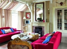 Kominek wieńczy lustro z postarzaną taflą. Kanapy są projektu pani domu, tapicerkę wykonała rodzinna firma Glinków Stimmebel. Bibliotekę (w głębi) - teatralny stolarz Andrzej Zajkowski. Kominek wieńczy lustro z postarzaną taflą. Kanapy są projektu pani domu, tapicerkę wykonała rodzinna firma Glinków Stimmebel. Bibliotekę (w głębi) - teatralny stolarz Andrzej Zajkowski.