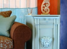 Zrób to sam: piękniejsze oblicze szafki Nie wyrzucajmy pochopnie starego, pozbawionego charakteru mebla. Wystarczy odświeżyć go i nadać kilkoma prostymi zabiegami styl, by stał się ozdobą wnętrza. Popatrzcie tylko, jak zmieniła się nie do poznania ta szafka. Mebel został po prostu ozdobiony gotowymi listewkami i gipsowym dekorem oraz pomalowany. Pokazujemy krok po kroku, jak to zrobić. 12.12.2006 WARSZAWA - CZTERY KATY WNETRZA MEBLE - ODNOWIENIE STAREJ SZAFKI STYLIZACJA MARIANNA BAUMAN FOT. BRUNO FIDRYCH PUBLIKACJA CZTERY KATY NR 4 (186) - 4 2007 PUBLIKACJA PORADNIK DOMOWY NR 4 (236) - 4 2010 SLOWA KLUCZOWE: WNETRZA MEBLE ZDJĘCIE DO WKŁADKI: PUBLIKACJA CZTERY KATY NR 4 (186) - CZASOPISMA