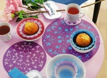 <B>Ludowe wycinanki są wciąż bardzo modne. Nie jest to na tyle skomplikowana sztuka, abyśmy sobie z nią nie poradzili. Tym bardziej, że można zacząć od najprostszych wzorów. Gotowego dzieła nie trzeba oprawiać w ramkę. Można położyć je na stół w charakterze oryginalnej serwetki.</B> <BR /><B>Potrzebne materiały i narzędzia:</B> kolorowy papier rysunkowy, cyrkiel, nożyczki, flamaster, nożyk do papieru, klej, żelazko. 23.01.2009 WNETRZA , DEKORACJE Z PAPIERU - SERWETKI STYLIZACJA KINGA KOLARY - SKOMRO FOT. RADOSLAW WOJNAR PUBLIKACJA CZTERY KATY NR 4 (210) - 4 2009 SLOWA KLUCZOWE: WNETRZE DEKORACJA