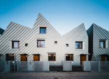 Mimo zabudowy typu szeregowego każdy właściciel jest posiadaczem innego domu. Wszystko dzięki zróżnicowaniu wysokości oraz spadków dachu. architektura mieszkaniowa, polska architektura, wrocław, polska, arc2 Fabryka Projektowa