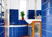 Strefy o odmiennej funkcji są zaznaczone płytkami różniącymi się kolorem i wielkością. Podział ten podkreślają linie z podłużnych czerwonych płytek. WNETRZA LAZIENKA