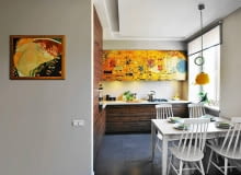 <B>Podczas studiów Danuta malowała i sprzedawała kopie obrazów Gustava Klimta i w ten sposób zasilała swój skromny budżet. Tak zżyła się z twórczością tego malarza, że uczyniła z niej motyw przewodni w aranżacji swojego pierwszego małżeńskiego mieszkania.</B> <BR />Kuchnię otwarto na pokój dzienny. Na fronty górnych szafek, widocznych z&#8200;kąta wypoczynkowego, nadrukowano fragment obrazu&#8200;Pocałunek Gustava Klimta. Wnętrze wygląda przez to elegancko, a&#8200;praktyczna funkcja mebli zeszła na drugi plan. Do kolorystyki nadruku nawiązuje filcowa lampa nad stołem projektu Joanny Pytlewskiej-Bil.