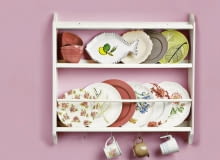 Biała zastawa stołowa zawsze była, jest i będzie modna i elegancka. My jednak zachęcamy do eksperymentów z kolorami i wzorami na naczyniach, zwłaszcza że producenci dają nam niemały wybór. <BR /> WZORNICTWO. Półka na talerze, malowane drewno buku i brzozy, szer. 80 cm .159,99 zł. <BR /> Na górze od lewej: 1. Miseczki .7,99 zł/szt. IKEA 2. Talerz z cytrynami, dł. 35 cm .39,90 zł TK Maxx 3. Talerz kremowy, śr. 26 cm .36 zł Ludwik Styl 4. Talerz brązowy, śr. 26 cm .45 zł House & More 5. Talerz z liśćmi, śr. 27 cm .15,99 zł IKEA Na dole od lewej: 1. Talerz w róże, śr. 24 cm .49 zł filizanka.pl 2. Talerz z gałązką, śr. 21 cm .12,99 zł IKEA 3. Talerz czerwony, śr. 29 cm .15,99 zł IKEA 4. Talerz z irysami, śr. 27 cm .80 zł Q Forma 5. Talerz z czerwonymi kwiatami, śr. 27 cm .19,90 zł TK Maxx 6. Talerz, śr. 27 cm .80 zł Q Forma <BR/> 1. Kubek w kwiaty .25 zł filizanka.pl 2. Mlecznik .52 zł/z cukierniczką Meble Vox 3. Kubek .4,99 zł IKEA 06.02.2014 , Warszawa . Cztery Katy , aranzacja na scianie , stylizacja Beata Drzewoskowska . Fot. Arkadiusz Scichocki SLOWA KLUCZOWE: WNETRZA