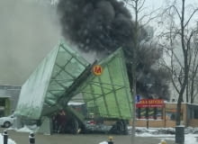 Eksplozja podczas rozbiórki samolotu, który nielegalnie stał przy pl. Defilad. Eksplozja podczas rozbiórki samolotu, który nielegalnie stał przy pl. Defilad.