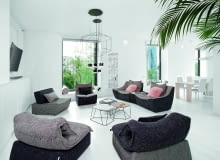 W prześwietlonym wnętrzu plamy i kontury przedmiotów wydają się lekkie, a jednocześnie bardziej znaczące. Wielkie przeszklenia to akcent współczesności w starej architekturze. Pozostawiona im do towarzystwa surowa cegła z 1912 roku budzi loftowe skojarzenia. W głębi praca Wojtka Wieteski (Leica Gallery).