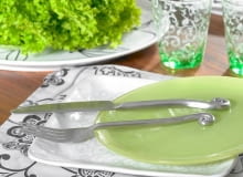 25.05.22007 ARANZACJA WNETRZA KOLOR I WZOR - TALERZE , SZKLANKI CZTERY KATY STYLIZACJA JOANNA PLACHECKA FOT. AGATA JAKUBOWSKA / AGENCJA GAZETA PUBLIKACJA CZTERY KATY NR 9 (191) - 9 2007 Naczynia, dekoracje, aranżacja, wnętrze