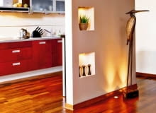 Przedpokój. Halogen w podłodze pełni tu funkcję ozdobną - zwraca uwagę na figurę ptaka. Halogenami podświetlono też dekoracyjne wnęki w ścianie. W efekcie zostało zaakcentowane wejście do kuchni częściowo przesłoniętej ścianką. UWAGA PONOWNA PUBLIKACJA ZA ZGODA WLASCICIELI