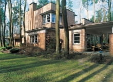 Widok na dom od strony ogrodu. Architekci dołożyli starań, by podkreślić urodę leśnego otoczenia budynku. Kształty elewacji i formę domu 'wpisano' pomiędzy rosnące wokół sosny i dęby. Widok na dom od strony ogrodu. Architekci dołożyli starań, by podkreślić urodę leśnego otoczenia budynku. Kształty elewacji i formę domu 'wpisano' pomiędzy rosnące wokół sosny i dęby.
