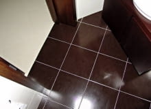 Czyste, jasne fugi ładnie kontrastują z płytkami ceramicznymi w ciemnym kolorze. Czyste, jasne fugi ładnie kontrastują z płytkami ceramicznymi w ciemnym kolorze.