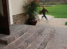 Dobrze zaprojektowany i wykończony taras to miejsce harmonijnie łączące dom z ogrodem. A w takim przypadku nie sposób obejść się bez dopasowanych do klimatu miejsca schodów tarasowych - na przykład ze szlachetnej kostki brukowej schody tarasowe, schody z kostki brukowej,kostka brukowa