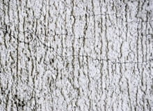 Nieregularne, drobne rysy na tynku wystarczy pomalować