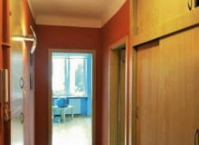 <B>Przedpokój bez wyrazu potrzebował leczniczej dawki koloru. Kuracja stylistki, polegająca na przemalowaniu i ozdobieniu wnętrza, natychmiast przyniosła uzdrawiający efekt.</B> <BR />PRZED ZMIANĄ. Do wąskiego i ciemnego przedpokoju dobrano czerwono-brązową kolorystykę. Niezbyt szczęśliwie, bo pogłębiała ona jeszcze wady pomieszczenia. <B>Przedpokój bez wyrazu potrzebował leczniczej dawki koloru. Kuracja stylistki, polegająca na przemalowaniu i ozdobieniu wnętrza, natychmiast przyniosła uzdrawiający efekt.</B> <BR />PRZED ZMIANĄ. Do wąskiego i ciemnego przedpokoju dobrano czerwono-brązową kolorystykę. Niezbyt szczęśliwie, bo pogłębiała ona jeszcze wady pomieszczenia.