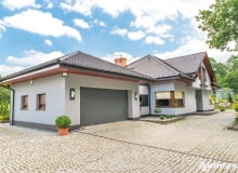 Grafitowa brama garażowa - taki sam kolor ma cokół i pas na tynku łącznika między domem a garażem Grafitowa brama garażowa - taki sam kolor ma cokół i pas na tynku łącznika między domem a garażem