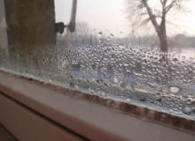 Skraplająca się na szybach para wodna to pierwszy objaw kłopotów z wentylacją Skraplająca się na szybach para wodna to pierwszy objaw kłopotów z wentylacją