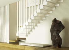 Schody proste ażurowe oparte na konstrukcji wspornikowej podwieszanej. Stopnie metalowe wycinane laserowo malowane proszkowo na kolor biały. Balustrada dedykowana - zespolona ze stopniami. U podstawy dwa stopnie z drewna dębowego w kolorze natura. Schody proste ażurowe oparte na konstrukcji wspornikowej podwieszanej. Stopnie metalowe wycinane laserowo malowane proszkowo na kolor biały. Balustrada dedykowana - zespolona ze stopniami. U podstawy dwa stopnie z drewna dębowego w kolorze natura.