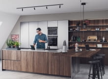 W otwartej przestrzeni dziennej warto strefę przygotowania posiłków zaplanować na wyspie kuchennej. Powstanie wówczas zabudowa dwurzędowa, w której praca jest wygodniejsza. W otwartej przestrzeni dziennej warto strefę przygotowania posiłków zaplanować na wyspie kuchennej. Powstanie wówczas zabudowa dwurzędowa, w której praca jest wygodniejsza.