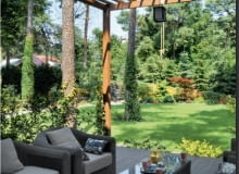 A Na tyłach domu znajduje się duży taras zadaszony drewnianą pergolą A Na tyłach domu znajduje się duży taras zadaszony drewnianą pergolą