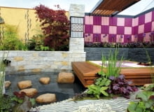 Niewielkie oczko wodne i delikatny plusk kaskady tworzą nastrój idealnego spokoju 20.05.2009 LONDYN , CHELSEA FLOWER SHOW 2009 , WYSTAWA OGRODOW