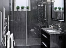 <B>Płytki ceramiczne w kilku barwach czy tylko w jednym kolorze? Właściciele pokazywanych łazienek wybrali drugi wariant, urozmaicając wystrój jedynie dodatkiem bieli. Okazało się, że takie wnętrza są pełne życia.</B> <BR />Zgodnie z życzeniem gospodarzy wystrój łazienki miał być minimalistyczny i chłodny. Jako dominujący kolor wybrali czerń, raczej rzadko stosowaną we wnętrzach w takim natężeniu. Tę barwę mają nie tylko płytki gresu, ale także kamyki położone na ścianie w kabinie oraz na podłodze przed wejściem do niej (taką ozdobę można kupić w marketach budowlanych; kamyki są zamocowane na siatce, co ułatwia ich przyklejanie). UWAGA ! PONOWNA PUBLIKACJA WYLACZNIE ZA ZGODA WLASCICIELI GDANSK , MIESZKANIE PANSTWA DOMINIKI I KRYSTIANA , LAZIENKA STYLIZACJA ASIA REAL - STUDZINSKA FOT. RAFAL LIPSKI PUBLIKACJA CZTERY KATY NR 7 (237) - 7 2011