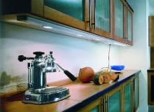 Oświetlenie szafkowe w kuchni powinno dobrze doświetlać blat - najczęściej do tego celu wykorzystuje się żarówki halogenowe lub diodowe