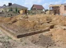 Wykop pod fundament. Ziemię z roślinami należy zwałować poza obszarem budowy Wykop pod fundament. Ziemię z roślinami należy zwałować poza obszarem budowy