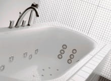 <b>Cetus</b><br> Villeroy & Boch<br> <li> prostokątna, owalna lub sześciokątna wanna z mieszanki akrylu i krzemu <li> wymiary 170x75 i 180x80 cm (prostokątna), 210x100 cm (sześciokątna), 175x75 i 190x80 cm (owalna) <li> pojemność od 140 do 215 l <li> 8 dysz wodnych i 8 powietrznych <li> w wyposażeniu dodatkowym m.in.: zabezpieczenie przed suchym rozruchem, odsysanie i osuszanie odpływu, oświetlenie podwodne, trzy intensywności i rodzaje masażu, wyciszenie pracy wanny <li> sterowanie pilotem <li> 5-letnia gwarancja na wannę, 2-letnia na system i roczna na pilota <li> można dokupić dysze i przelewy w kolorze złota (+ 30 proc. ceny), mosiądzu (+ 20 proc. ceny), matowego chromu (+ 20 proc. ceny) oraz białe (+ 15 proc. ceny), a do wanny sześciokątnej - czarny zagłówek cena: od ok. 3800 do ok. 10 700 zł (wanna) oraz ok. 15 000 zł (hydromasaż)