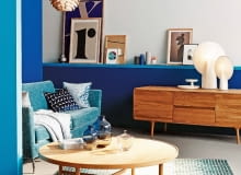 Dość masywne meble na cienkich, zwężających się ku dołowi nóżkach - znak rozpoznawczy stylu lat 60.