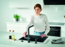 Czarny mat jest modnym rodzajem wykończenia w kuchni. Może być łączony z wieloma innymi materiałami, takimi jak drewno, lakier lub metal, bateria Active, zlewozmywak Maris, Franke Czarny mat jest modnym rodzajem wykończenia w kuchni. Może być łączony z wieloma innymi materiałami, takimi jak drewno, lakier lub metal, bateria Active, zlewozmywak Maris, Franke