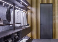 Drzwi Swing Door Slim Line z cienką ościeżnicą (grubości ściany) i ukrytymi zawiasami wpasowują się w modny, minimalistyczny trend. Drzwi Swing Door Slim Line z cienką ościeżnicą (grubości ściany) i ukrytymi zawiasami wpasowują się w modny, minimalistyczny trend.