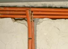 25.02.2004 RADZYMIN DOM BUDOWA INSTALACJA GRZEWCZA RURY CIEPLOWNICZE OGRZEWANIE PODLOGOWE FOT. WOJCIECH SURDZIEL / AGENCJA GAZETA PUBLIKACJA LADNY DOM NR 6 (68) - 6.2004