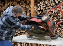 S ubern der Gartenwerkzeuge vor dem Winter - Ein Mann reinigt das M hwerk eines Rasenm hers mit einer groben B´rste SLOWA KLUCZOWE: Abschaben alte T´re B^cke B´rste Garten Gartenarbeit Gartenger t Gartenpraxis Gartenwerkzeug Ger t Herbst Holzverschlag Kratzen M hwerk Mann People Putzen Putzmittel Rasen Rasenm her Rasenschnitt Reinigen Reinigung Reinigungsmittel Reste Saubermachen s ubern Schneidwerk Spachtel <berwinterung Werkzeug winterfest Querformat