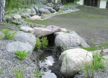 Strumień. Staranne wykończenie brzegów - głazami, żwirem, faszyną - uczyniło ten ciek wodny istotną ozdobą ogrodu. Strumień. Staranne wykończenie brzegów - głazami, żwirem, faszyną - uczyniło ten ciek wodny istotną ozdobą ogrodu.