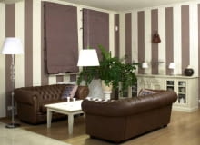 Regularne pasy na ścianie, symetryczne rozmieszczenie wszystkich sprzętów, jednorodne stylowo meble i przedmioty dekoracyjne. W tym salonie nie ma niczego, co zakłócałoby jego harmonię. POKOJ DZIENNY WNETRZA MEBLE