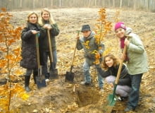 Uczniowie i nauczyciele ze Szkoły Podstawowej nr 307 w Warszawie sadzą drzewa Uczniowie i nauczyciele ze Szkoły Podstawowej nr 307 w Warszawie sadzą drzewa