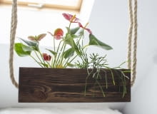 Wiszący kwietnik ze skrzynki po winie jak zrobić wiszącą półkę?