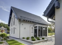 W domu energooszczędnym ważny jest m.in. projekt i ustawienie domu względem stron świata. Szklany wiatrołap minimalizuje ubytki ciepła. Nocą - dzięki kolorowym taśmom LED - jest efektownie podświetlany