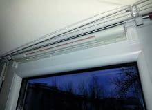 Jeśli wentylacja nie jest sprawna, wilgoć pojawia się na najchłodniejszych powierzchniach budynku, w tym wypadku na nawiewniku zamontowanym na oknie nawiewnik, wentylacja, cyrkulacja powietrza