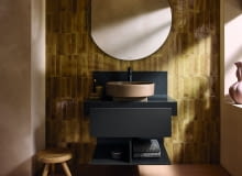 Czystą formę elementów sanitarnych podkreśla nowy kolor ceramiki Clay Terra Matt – ziemisty odcień terakoty, który nadaje produktom głębi i rzemieślniczego charakteru. Zdaniem jury kolekcja spełnia najwyższe wymagania estetyczne i funkcjonalne, a jednocześnie zachwyca subtelną elegancją i różnorodnością zastosowań.