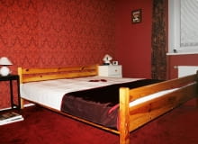 <B>Gospodarze od dawna mieli wizję wystroju sypialni. zaczęli ją nawet realizować, ale z braku czasu odłożyli pracę na potem. Gdyby nie pomoc naszej stylistki, ten wstępny etap trwałby pewnie do dziś.</B> <BR />PRZED ZMIANĄ: Tapeta w barokowy wzór i ściany w odcieniu burgunda wprowadzały do sypialni pałacowy przepych. Niestety, pozostałe elementy wystroju, na przykład sosnowe łóżko, były zupełnie z innej bajki.