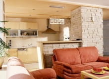 Kuchnię od pokoju dziennego oddziela barek wykończony jasnym kamieniem - piaskowcem. Kuchnię od pokoju dziennego oddziela barek wykończony jasnym kamieniem - piaskowcem.