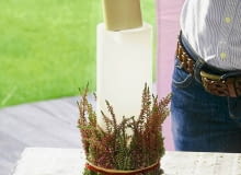 Lampion z wrzosów - krok 4. W gąbkę wsuwamy klosz, a do środka wstawiamy świecę - i lampion gotowy